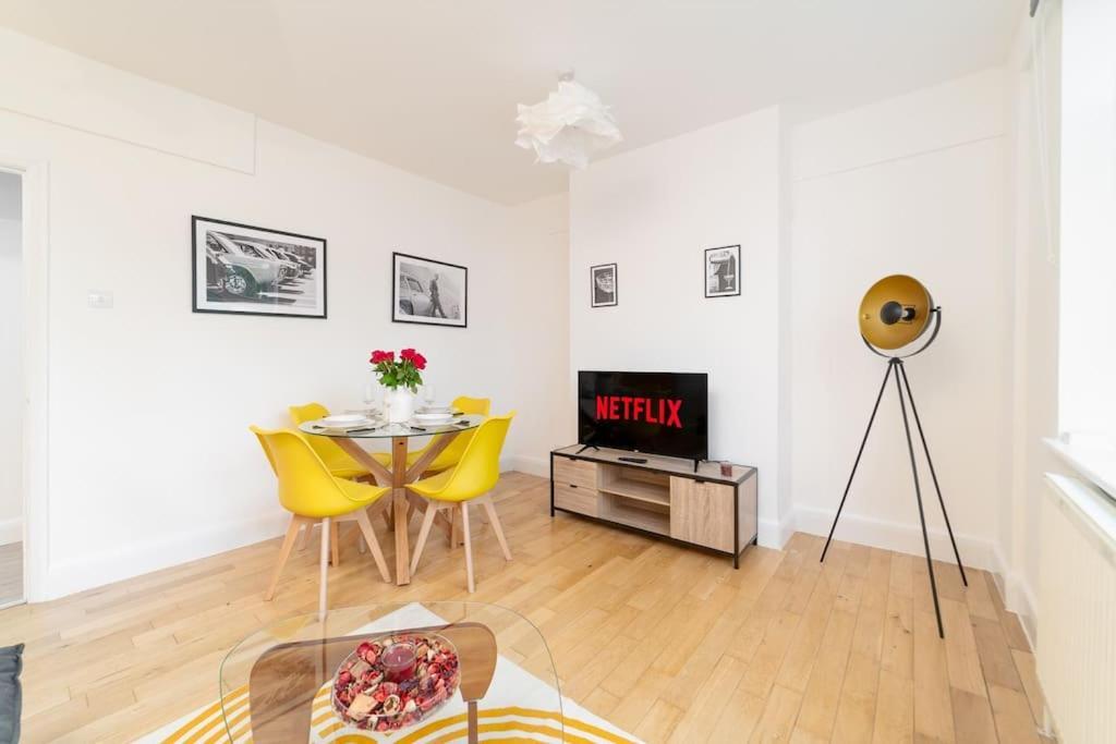 Two Bedroom Apartment By Buonomo Stays Short Lets & Serviced Accommodation In Balham With Balcony Londen Buitenkant foto