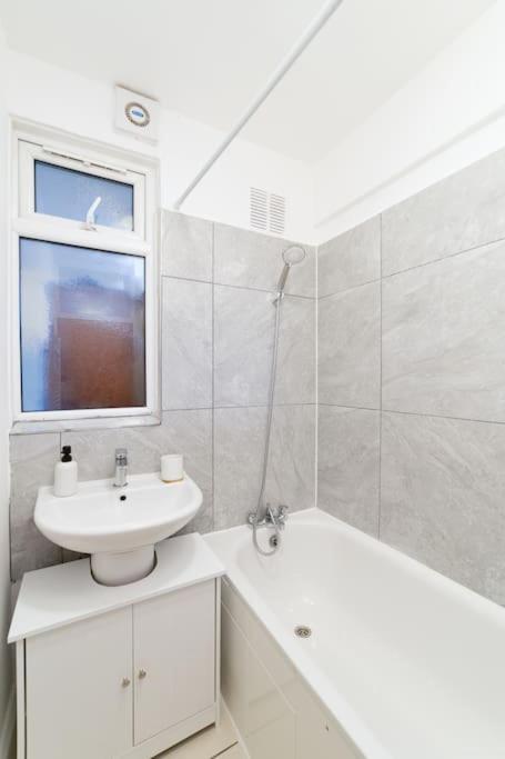 Two Bedroom Apartment By Buonomo Stays Short Lets & Serviced Accommodation In Balham With Balcony Londen Buitenkant foto