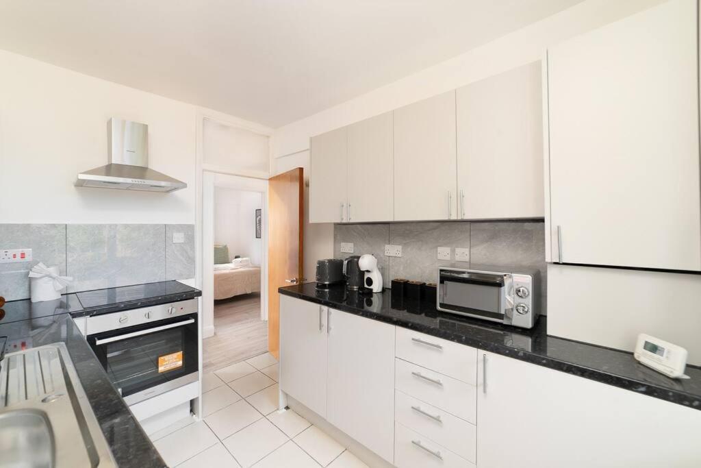 Two Bedroom Apartment By Buonomo Stays Short Lets & Serviced Accommodation In Balham With Balcony Londen Buitenkant foto