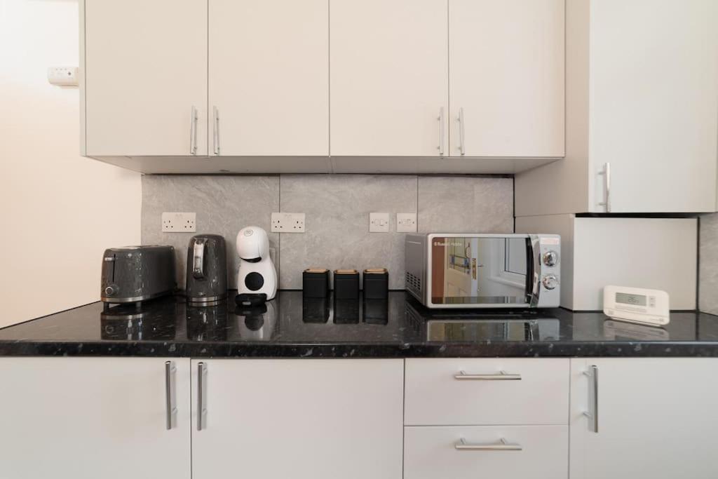 Two Bedroom Apartment By Buonomo Stays Short Lets & Serviced Accommodation In Balham With Balcony Londen Buitenkant foto