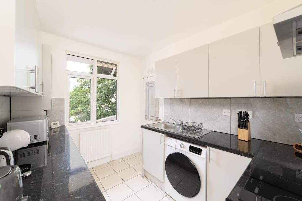 Two Bedroom Apartment By Buonomo Stays Short Lets & Serviced Accommodation In Balham With Balcony Londen Buitenkant foto